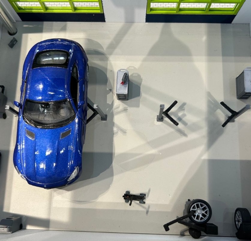 Ein vollständig kundenspezifisches Logistik-Ausstellungsmodell, vollständig entwickelt von ARI Modellbau, mit präzisen architektonischen Details, Bewegungsmechanik, Lagerinterpretationszonen, beleuchteten Routenwegen und Supply-Chain-Visualisierung. 