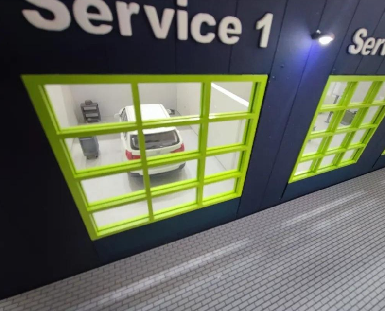 Ein vollständig maßgeschneidertes nachhaltiges Logistikmodell, entwickelt von ARI Modellbau, mit präzisen architektonischen Details, Visualisierung von Energieströmen, ökologisch optimierten Routingmustern, Materialflussdarstellungen, Simulationen er