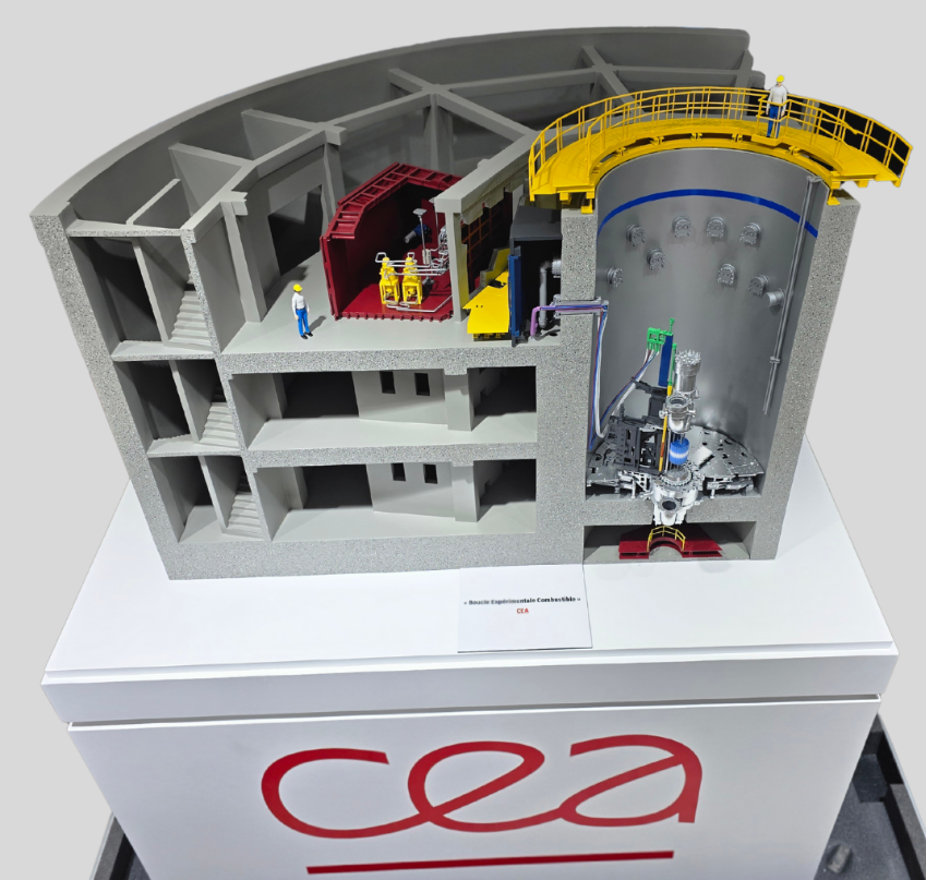 Physisches Architekturmodell von ARI Modellbau, das intelligente Logistiksysteme, Automationsflüsse, IoT-Vernetzung, Lagerarchitekturen und smarte Transportsysteme für Aussteller der Smart Logistics Expo visualisiert.