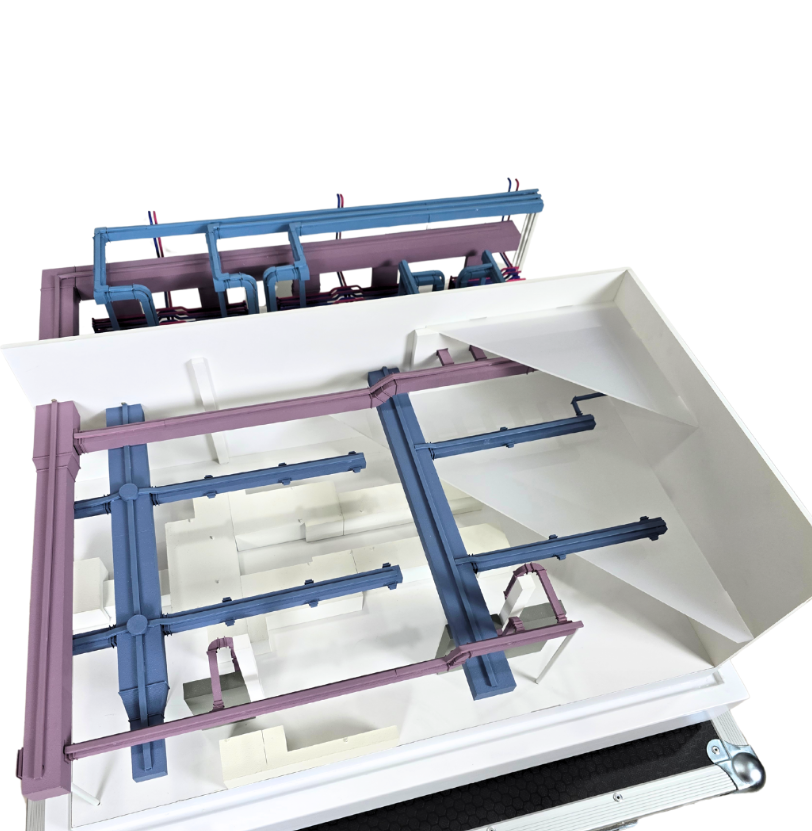 Ein physisches Modell von ARI Modellbau, das Hebesysteme, Baulogistik, Bewegungsabläufe schwerer Maschinen, Sicherheitsprozesse und intelligente industrielle Koordination zeigt.