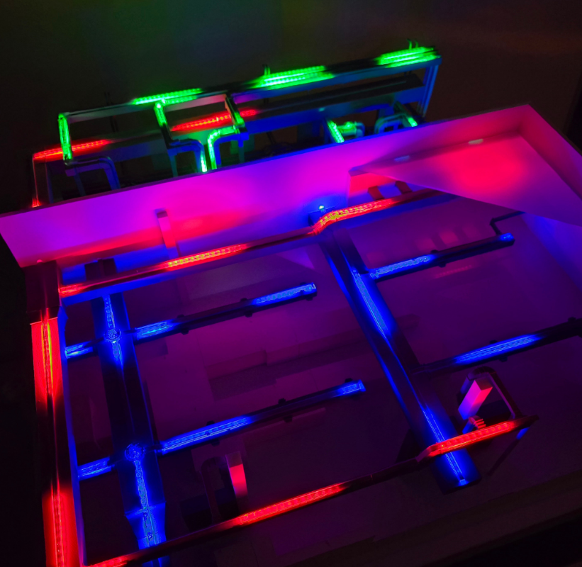 Individuelles Industrie-Modell von ARI Modellbau, das Hebesysteme, Kranlogistik, Synchronisation schwerer Maschinen, Baustellenabläufe und Sicherheitsprozesse für Aussteller der JDL EXPO darstellt.