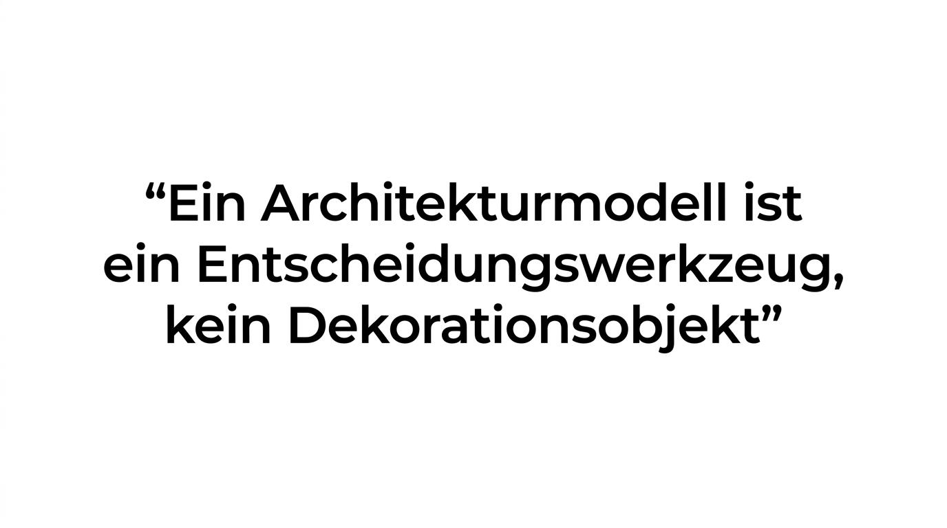 Hervorgehobenes Zitat darüber, dass ein Architekturmodell ein Entscheidungswerkzeug und kein Dekorationsobjekt ist.